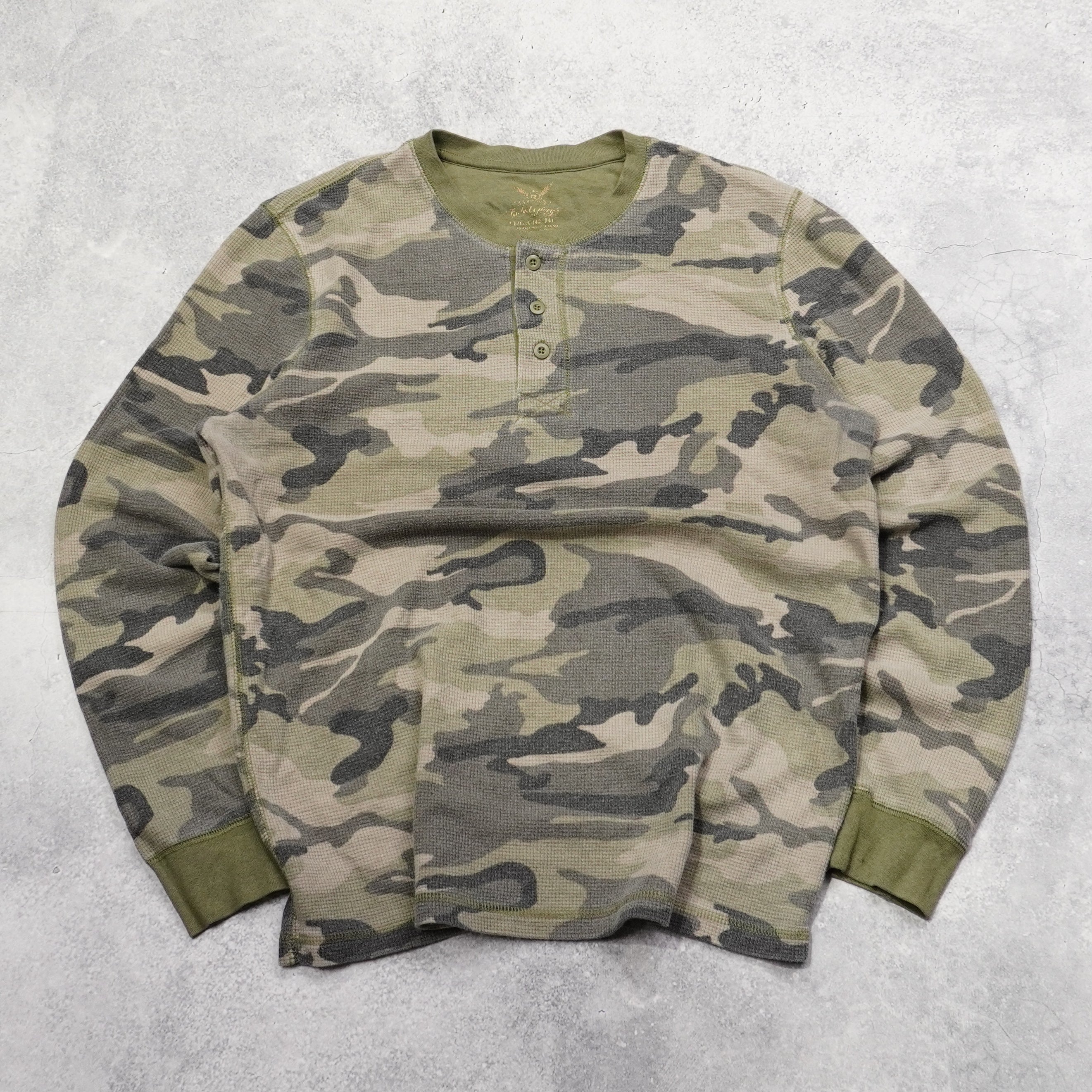 2000s Rugged Outfitters Camo Henley T-Shirt