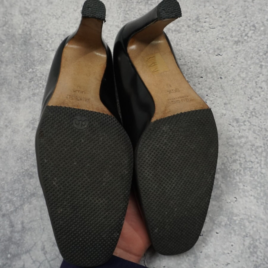 2000s Gucci Leather Buckled Heels