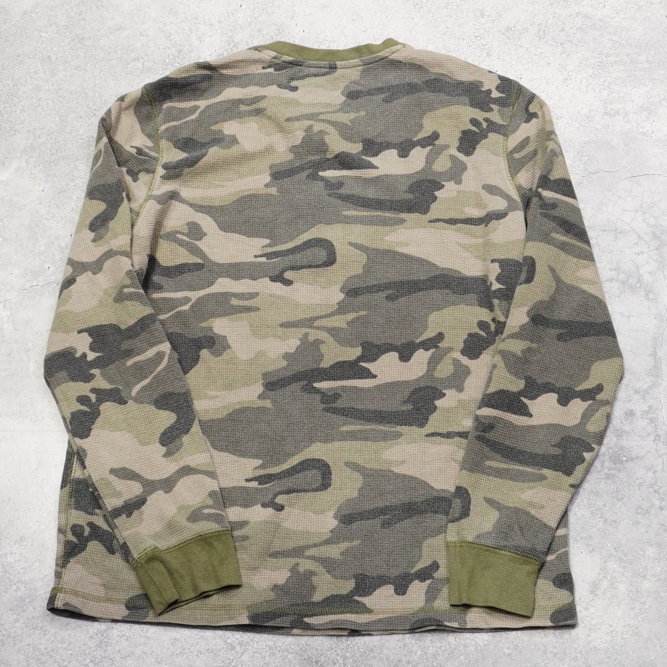 2000s Rugged Outfitters Camo Henley T-Shirt