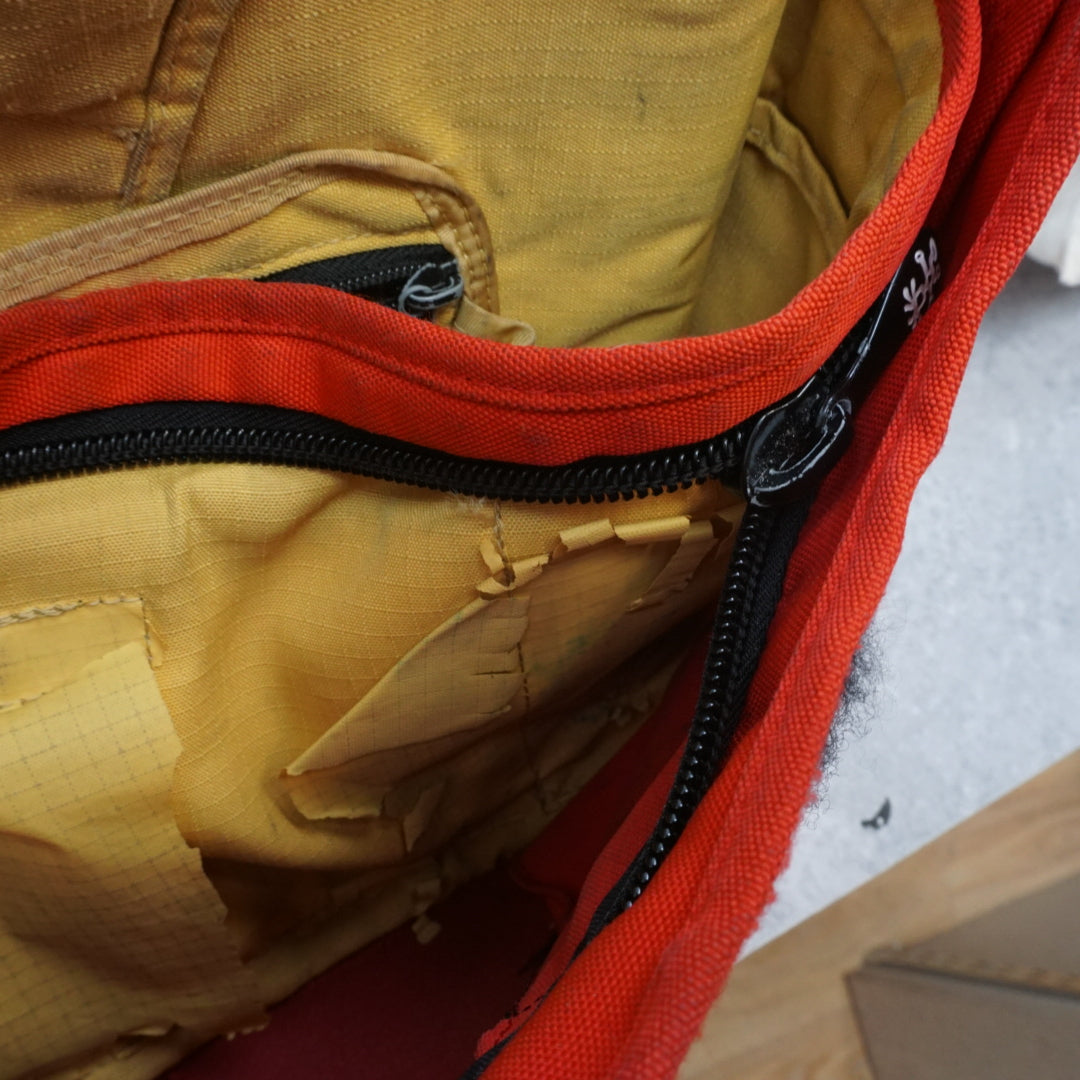 2000s Crumpler The Moderate Embarrassment Messenger Bag